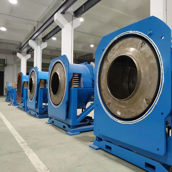 XGS系列全自動倒料傾斜式洗衣機由內筒、外筒、電機、支撐總成、傳動總成、電器總成組成